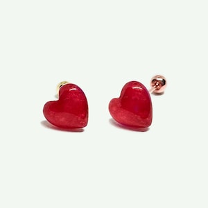 Aretes de corazón de oro macizo de 14 quilates, con gema de color en forma de corazón, para hélix, cartílago y trago, con cierre de rosca y piedra lunar en oro.