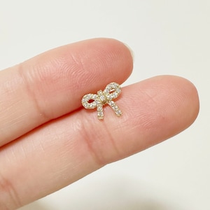14K Echtgold Schleife Band Ohrringe, Fliege Tragus Piercing, Fliege Schmuck, CZ Band Ohrringe, kleine Band Ohrstecker