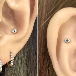 Aretes de ojo malvado de oro macizo de 14 quilates, pequeños aretes tipo botón para el cartílago del ojo malvado, aretes tipo botón con circonita cúbica y cierre de rosca para el ojo malvado.