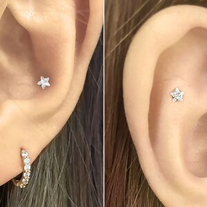 Um par de brincos de estrela em ouro maciço 14k, brincos de estrela minúsculos, mini brincos, brincos de estrela dourados, brincos celestiais minúsculos, brincos minimalistas