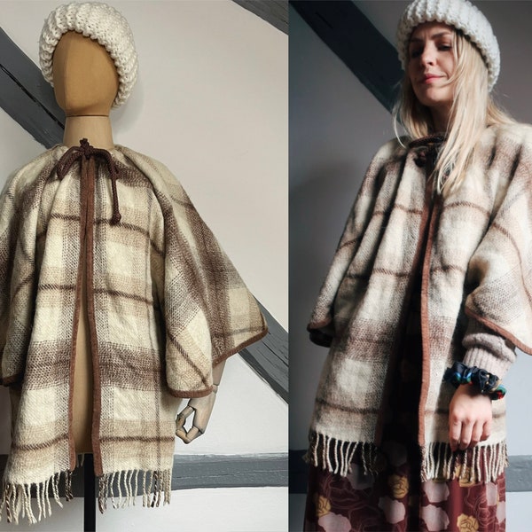Vintage poncho jacket made of alpaca and lambswool with fringes