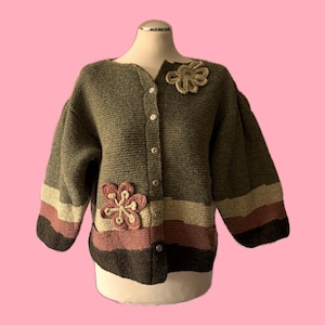 HANDKNIT* Handgestrickter Trachten Cardigan Wolle mit Blumenpatches Grau Rosa