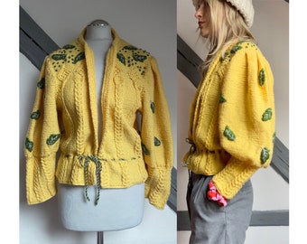 Cardigan folklore brodé feuilles jaune vert manches bouffantes fait main