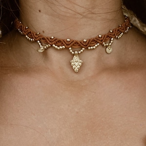 Gargantilla de macramé con colgantes dorados, collar boho anudado, collar boho en naranja, marrón, negro, verde, gargantilla hippie macramé Hecho en el Extranjero
