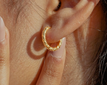 Pendientes de aro pequeños chapados en oro mate, facetados, hipoalergénicos, resistentes al agua, estilo bohemio, de acero inoxidable y oro de 18 quilates.
