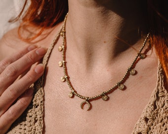Mond Kette in Gold oder Silber|Halskette mit Halbmond Anhänger aus Messing|Boho Perlen Kette mit Mond Anhänger|Mond Choker größenverstellbar
