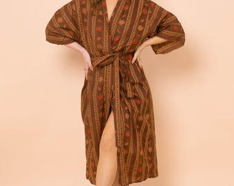 Langer Boho Morgenmantel aus Baumwolle,  warme Kimono Robe braun mit kupferroten Vintage Blumen Mustern