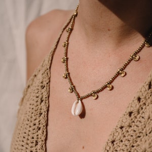 Shell Necklace Gold, Boho Necklace with Shell Pendant, Boho Jewellery, Cowrie Shell Brass Necklace, Cowrie Shell Jewelry, Seashell Necklace
