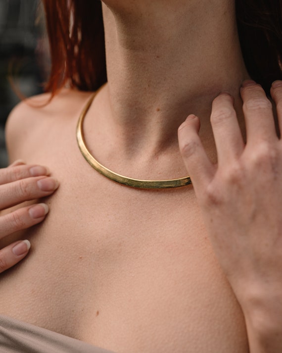 Goldener Halsreif aus Messing, Halsring Gold, Afrikanischer Schmuck, Metall Choker Collar, Boho Choker, Messing Halskette, Schmuck Geschenk
