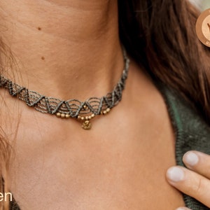 Halskette mit personalisierbaren Anhängern indischer Boho Choker aus Makramee mit goldfarbenen Charms Grün