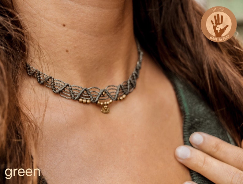 Collana con ciondoli personalizzabili Girocollo boho indiano realizzato in macramè con ciondoli color oro Grün