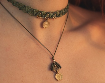 Collar verde con colgante de oro | Collar de doble hilera con colgante redondo | Conjunto de gargantilla de macramé | Joyas hippies | Collar boho doble