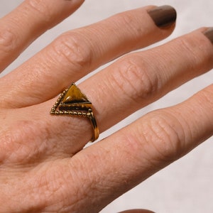 Goldener Dreifacher Schwarzer Streifen Dreieck L-förmiger Ring