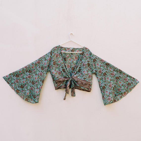Wickeltop aus recycelter Seide | Bluse mit Trompetenärmel | Wickelbluse 70er Jahre Kleidung Damen | Hippie Kleidung | Festival Outfit Boho