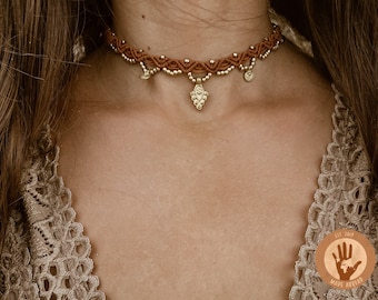 Gargantilla con colgantes indios | Collar boho de macramé con charms dorados | Gargantilla en naranja negro o marrón