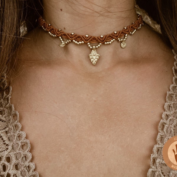 Tour de cou avec pendentifs indiens | Collier bohème en macramé avec breloques dorées | Tour de cou en orange noir ou marron