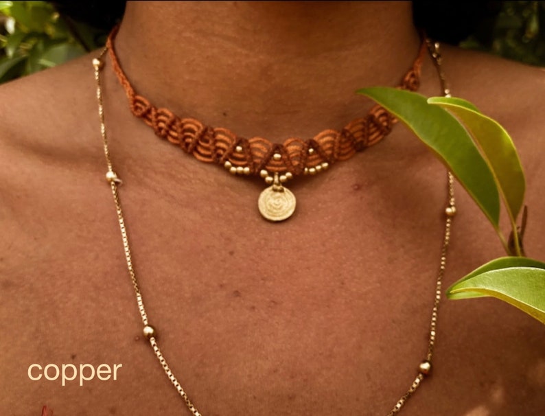 indian necklace with personalized charms / boho macrame choker with golden pearls and pendants Kupfer