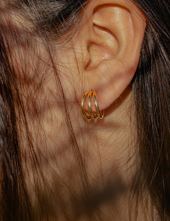 Orecchini A Triplo Cerchio Kaia Placcati Oro 18k Con Zirconi – Design A Strati, Ipoallergenici, Eleganti Gioielli Per Donna