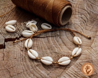Macramé de bandeau de coquille avec petites perles en laiton | Bracelet de cheville en coquille de cauris | Bracelet de cheville en coquillage de plage Boho beige