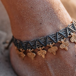 Bracelet de cheville en macramé avec pendentifs indiens en laiton, bracelet tribal gitan oriental avec perles en laiton