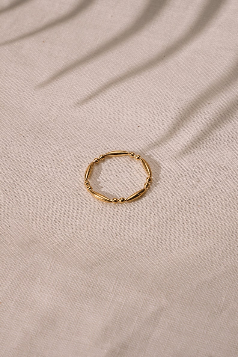 Minimalistischer Designer Ring 18K Vergoldet Wasserfest, Stapelringe Gold, Schmaler Boho Ring Dünn, Filigraner Edelstahl Ring Gold Bild 1