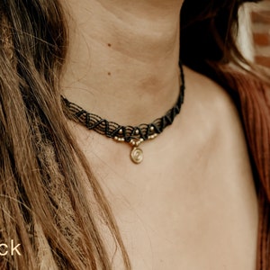 Halskette mit personalisierbaren Anhängern indischer Boho Choker aus Makramee mit goldfarbenen Charms Schwarz
