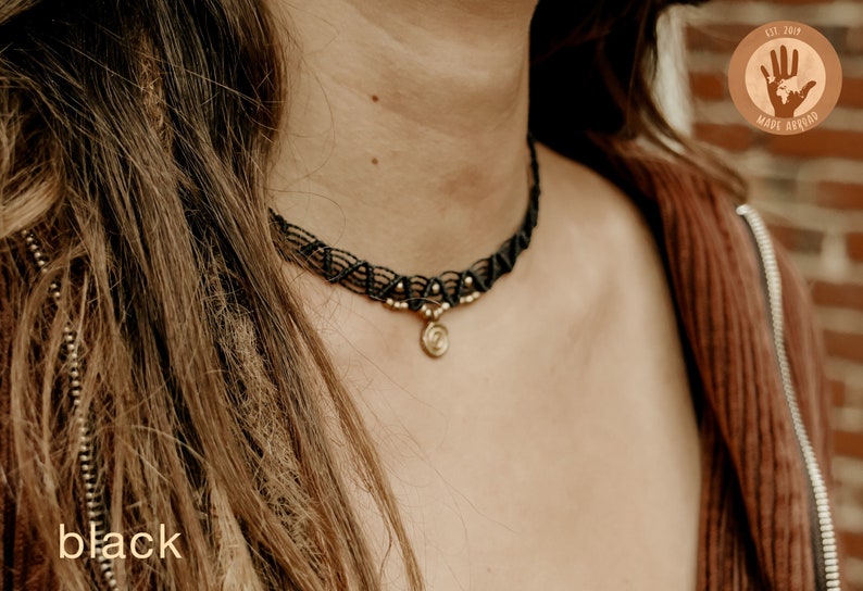 Halskette mit personalisierbaren Anhängern indischer Boho Choker aus Makramee mit goldfarbenen Charms Schwarz