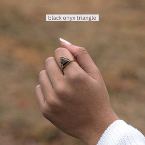 Boho ring met steen vintage, Onyx ring verstelbaar, tijgeroog ring driehoek goud, ring met steen zwart, koperen ring, Boho ringen gouden set afbeelding 4