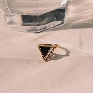 Boho ring met steen vintage, Onyx ring verstelbaar, tijgeroog ring driehoek goud, ring met steen zwart, koperen ring, Boho ringen gouden set afbeelding 5