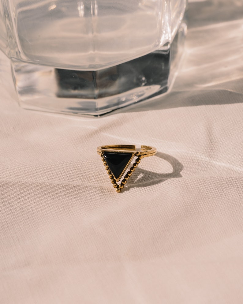 Anello Boho con pietra vintage, anello onice regolabile, anello occhio di tigre triangolo oro, anello con pietra nera, anello in ottone, anelli Boho set oro immagine 5