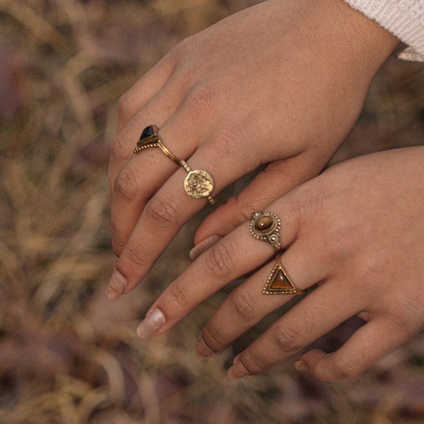 Anello Boho con pietra vintage, anello onice regolabile, anello occhio di tigre triangolo oro, anello con pietra nera, anello in ottone, anelli Boho set oro