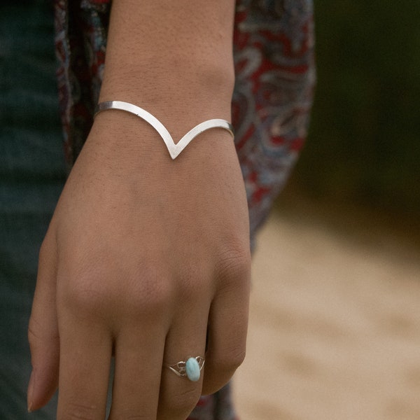 Bracciale rigido in oro e argento | Bracciale minimalista in ottone | Bracciale regolabile | Bracciale in argento per donna | Gioielli con bracciale | Gioielli boho