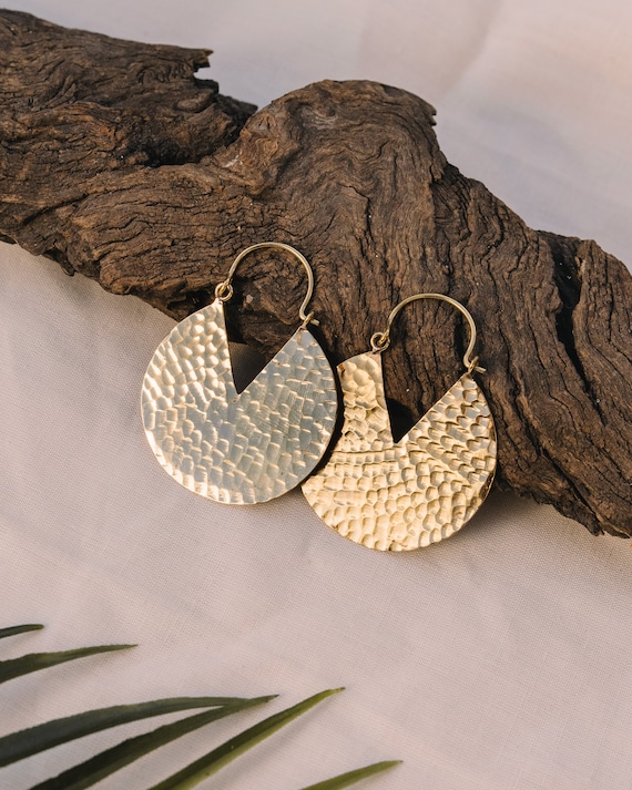 Gehämmerte Creolen Gold, Messing Ohrringe Geometrisch, V Ohrringe Boho, Gold Ohrringe Dreieck, Boho Schmuck Geschenk, Gehämmerter Schmuck