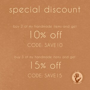 K&ouml;nnte beinhalten: Ein brauner Hintergrund mit wei&szlig;em Text, der "special discount" lautet. Der Text darunter lautet "buy 2 of my handmade items and get 10% off CODE: SAVE 10". Der Text darunter lautet "buy 3 of my handmade items and get 15% off CODE: SAVE 15". Ein kleiner Kreis mit einem Handabdruck und dem Text "EST. 2019 MADE ABROAD" befindet sich in der unteren rechten Ecke.