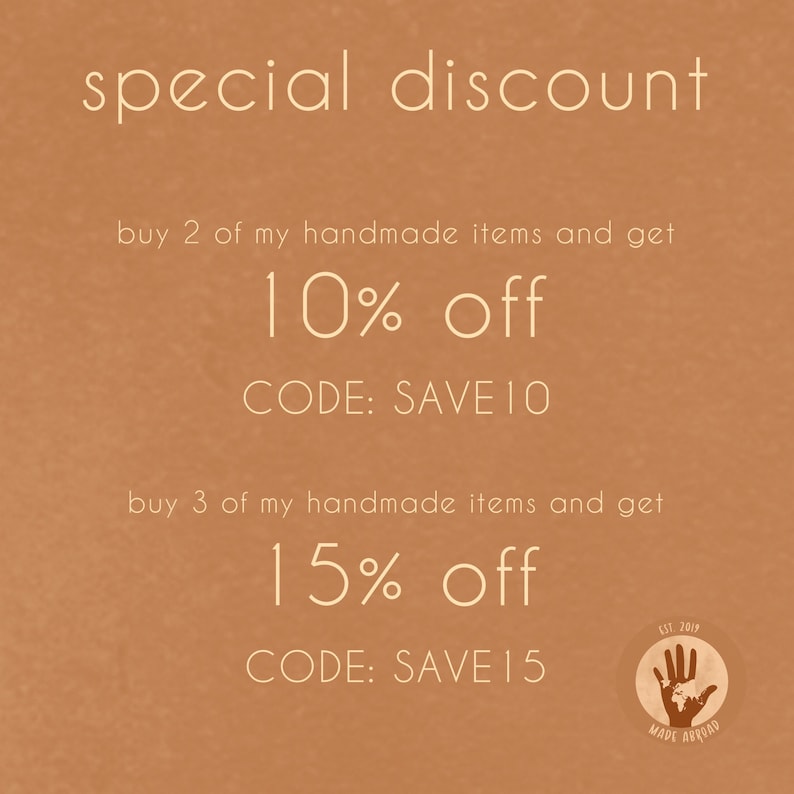 K&ouml;nnte beinhalten: Ein brauner Hintergrund mit wei&szlig;em Text, der "special discount" lautet. Der Text darunter lautet "buy 2 of my handmade items and get 10% off CODE: SAVE 10". Der Text darunter lautet "buy 3 of my handmade items and get 15% off CODE: SAVE 15". Ein kleiner Kreis mit einem Handabdruck und dem Text "EST. 2019 MADE ABROAD" befindet sich in der unteren rechten Ecke.