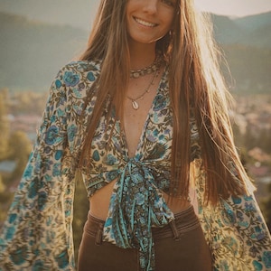 Gerecycleerde zijden wikkelblouse | Boho top met klokkenmouwen | Hippie-wikkeltop | Cropblouse | Uitlopende top | Blouse met klokmouwen | Kimono-wikkeltopje