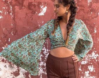 Top avvolgente in seta riciclata | Camicetta con maniche a trombetta | Kimono corto | Abbigliamento donna anni '70 | Abbigliamento hippie | Abito da festival boho