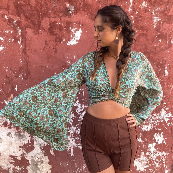 Haut cache-cœur en soie recyclée | Blouse à manches trompette | Short kimono | Vêtements femmes des années 70 | Vêtements hippies | Tenue de festival bohème