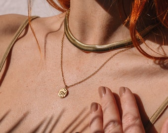 Conjunto de collar chapado en oro, capas de cadena de serpiente de 18K, collar boho con colgante redondo de oro, collar de doble hilera de acero inoxidable resistente al agua