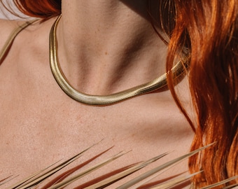 Chaîne serpent plaquée or large et plate, chaîne 18K imperméable à l’eau, serpent Boho Choker, chaîne à chevrons en or, tour de cou à chevrons en acier inoxydable