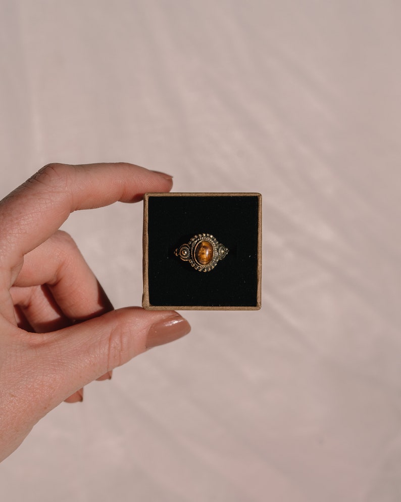 Boho ring met steen vintage, Onyx ring verstelbaar, tijgeroog ring driehoek goud, ring met steen zwart, koperen ring, Boho ringen gouden set afbeelding 9