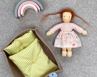 Klein-Puppe Anna im Bettchen nach Waldorfart, Naturaldoll, Stoffpuppe, Handmade, Seelenpüppchen, Doll, Puppe
