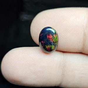 Cabochon in opale nero multifuoco di qualità AAA, proveniente dall'Etiopia, ideale per anelli, pendenti o gioielli, 8,40×12,40 mm.