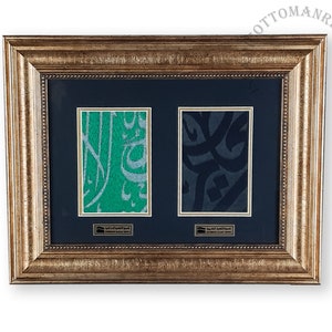 Può includere: Un'opera d'arte incorniciata che presenta due pezzi di tessuto con calligrafia intricata in verde e nero. Il tessuto è esposto in una cornice dorata con un passepartout nero.