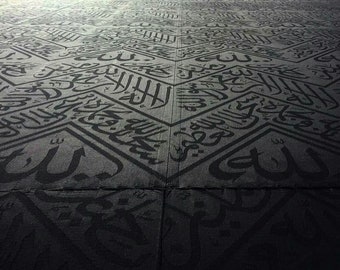 Un fragmento cortado de la tela de cubierta negra de Kaaba / Kaabah Ghilaf / Kiswatul Kaabah / Kaaba Kiswah / Kiswa sagrado de Kaaba /