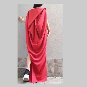 Asymmetrisches Rotes Kaftan Kleid: Extravagantes Gothic Party Kleid
