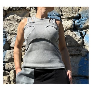 Blusa de algodón asimétrica gris: blusa extravagante sin mangas