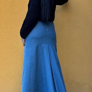 High-Waisted Denim Maxi Skirt with Front Slit and Asymmetrical Hem – Distressed Effect and Front Pockets