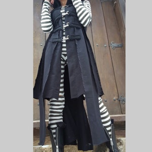 Lässige asymmetrische schwarze Weste / bequeme ärmellose Weste / Party Frauen Weste / Designer lange kurze Weste / extravagante urban Weste