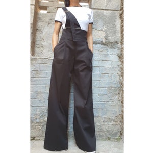 Pantalones anchos de algodón con cintura alta: Pantalón negro con adorno en el hombro